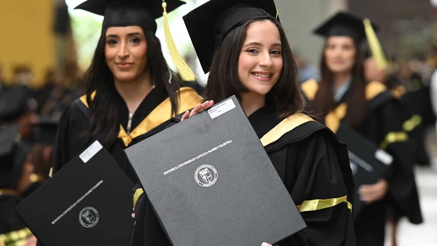 La Pucmm gradúa a 1,149 profesionales y llama a defender la dignidad humana ante la IA La Pucmm gradúa a 1,149 profesionales y llama a defender la dignidad humana ante la IA