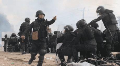 Suben a seis los polic&iacute;as heridos, cuatro por disparos, en desbloqueo de v&iacute;as en Bolivia