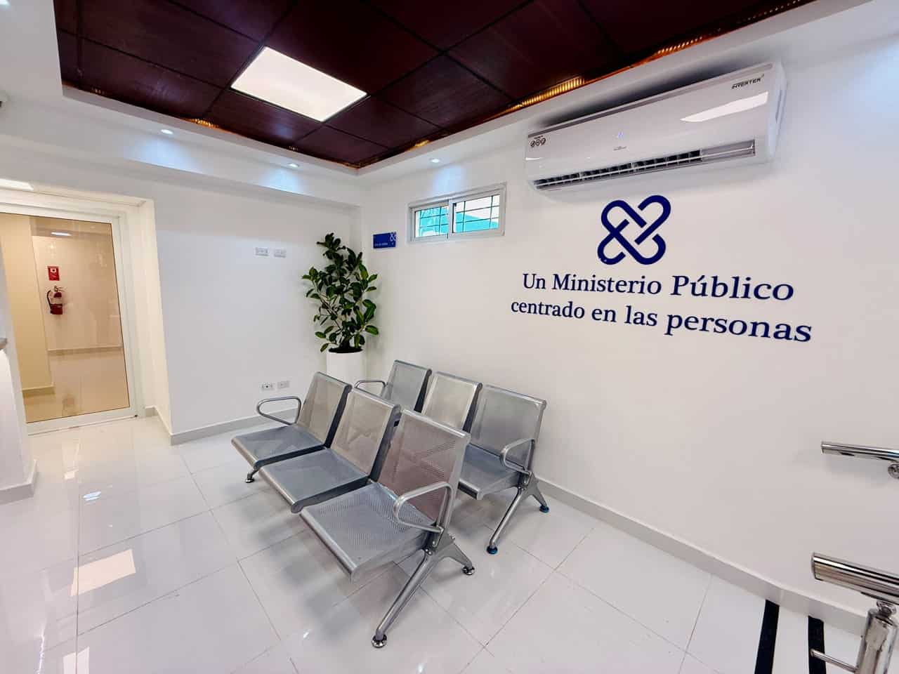 Vista de las instalaciones de la nueva fiscalía comunitaria y la unidad integral de atención a la violencia de género, intrafamiliar y sexual inauguradas por el Ministerio Público en Cienfuegos, Santiago.