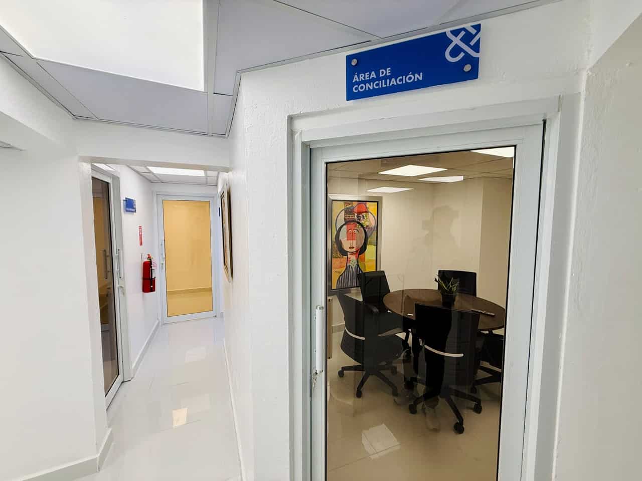 Las instalaciones de la nueva fiscalía comunitaria y la unidad integral de atención a la violencia de género, intrafamiliar y sexual inauguradas por el Ministerio Público en Cienfuegos, Santiago.
