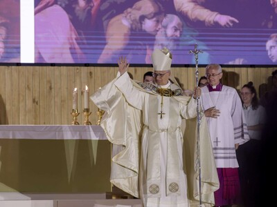 Asistentes jóvenes celebran vigilia del papa en Madrid