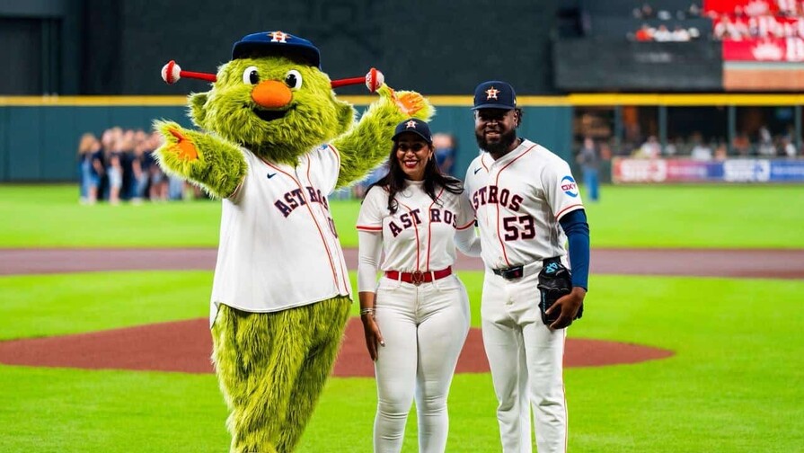 Cónsul dominicana realiza lanzamiento de honor en partido de los Astros de Houston Cónsul dominicana realiza lanzamiento de honor en partido de los Astros de Houston