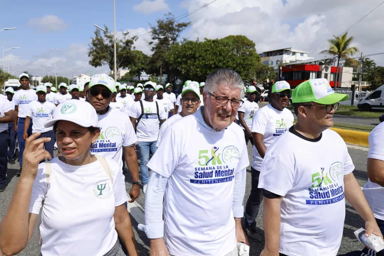 El director de Servicios Penitenciarios, Roberto Santana, durante la caminata por la salud mental penitenciaria.
