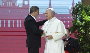 Antonio Banderas con el papa: El arte debe ser un alternativa a la violencia