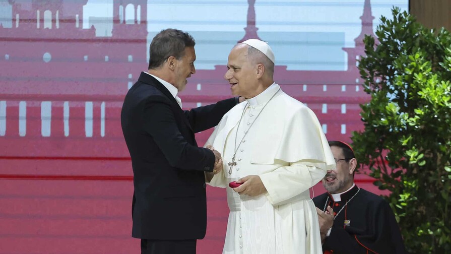 Antonio Banderas con el papa: El arte debe ser un alternativa a la violencia Antonio Banderas con el papa: El arte debe ser un alternativa a la violencia