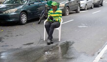 Brote de aguas residuales afecta tramo reci&eacute;n asfaltado en la Ciudad Colonial