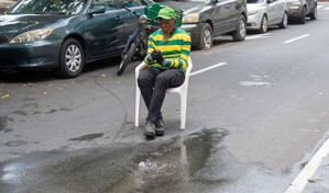 Brote de aguas residuales afecta tramo reci&eacute;n asfaltado en la Ciudad Colonial