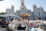 Una marea multicultural se congrega alrededor del papa en su primera misa en Espa&ntilde;a
