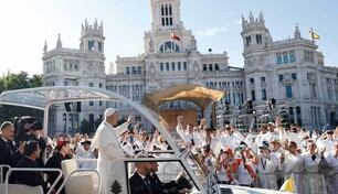 Una marea multicultural se congrega alrededor del papa en su primera misa en Espa&ntilde;a
