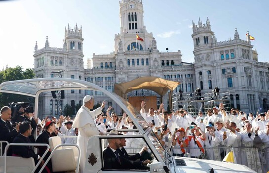 Una marea multicultural se congrega alrededor del papa en su primera misa en Espa&ntilde;a