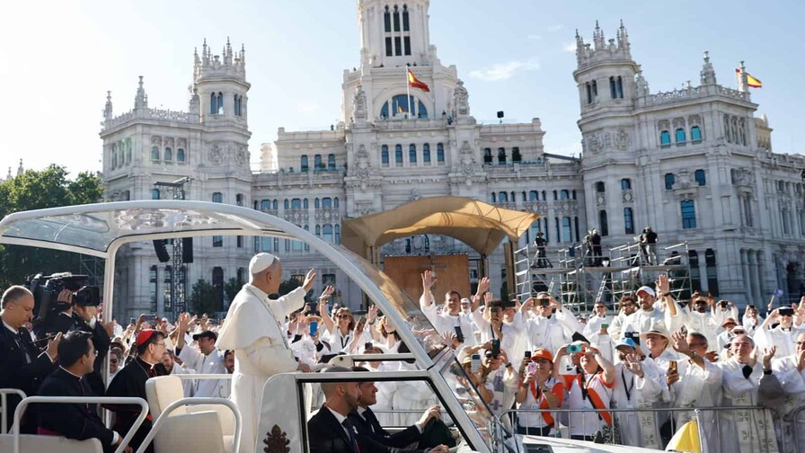 Una marea multicultural se congrega alrededor del papa en su primera misa en España Una marea multicultural se congrega alrededor del papa en su primera misa en España