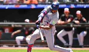 Vladimir Guerrero Jr. y Jes&uacute;s S&aacute;nchez impulsan a Toronto a estar a medio juego del Wild Card