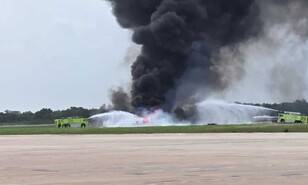 Momento en que avi&oacute;n se accidenta y prende en fuego en La Romana