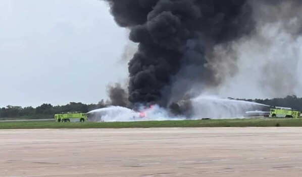 Momento en que avi&oacute;n se accidenta y prende en fuego en La Romana