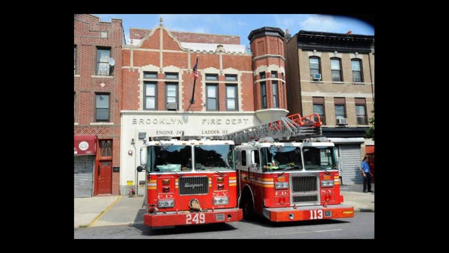 Mujer muere tras ser atropellada por un camión de bomberos que respondía a una emergencia en El Bronx