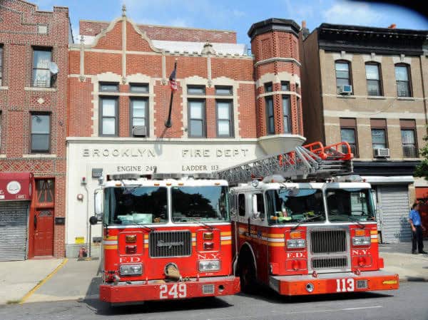 Mujer muere tras ser atropellada por un camión de bomberos que respondía a una emergencia en El Bronx Mujer muere tras ser atropellada por un camión de bomberos que respondía a una emergencia en El Bronx