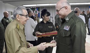 Ra&uacute;l Castro participa en un acto de ascensos y condecoraciones a militares en Cuba