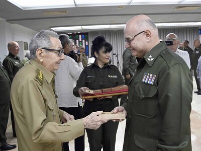 Raúl Castro participa en un acto de ascensos y condecoracion