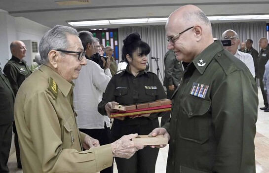 Ra&uacute;l Castro participa en un acto de ascensos y condecoraciones a militares en Cuba