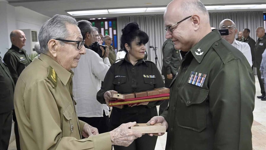 Raúl Castro participa en un acto de ascensos y condecoraciones a militares en Cuba Raúl Castro participa en un acto de ascensos y condecoraciones a militares en Cuba