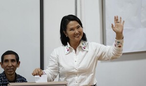 La candidata Keiko Fujimori vota en la segunda vuelta de Per&uacute; entre v&iacute;tores de seguidores
