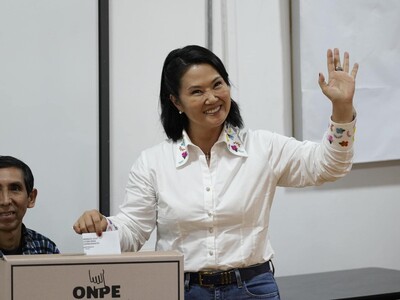 Keiko Fujimori vota entre vítores de seguidores