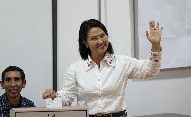 La candidata Keiko Fujimori vota en la segunda vuelta de Per&uacute; entre v&iacute;tores de seguidores