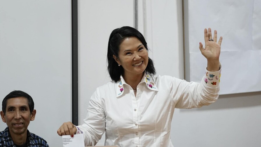 La candidata Keiko Fujimori vota en la segunda vuelta de Per&uacute; entre v&iacute;tores de seguidores