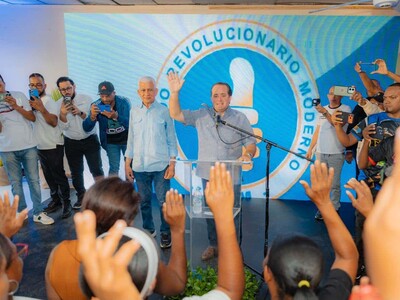 Se juramentan en el PRM regidor y secretario general de FP e