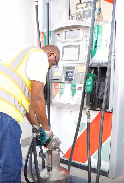 Un técnico del Indocal durante una verificación a un dispensador.