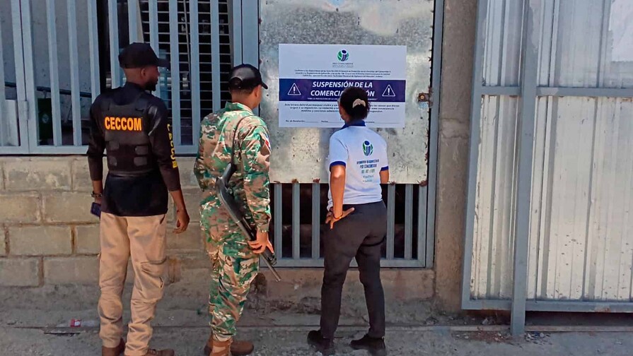 Clausuran almacén en San Cristóbal por reetiquetar y vender productos vencidos Clausuran almacén en San Cristóbal por reetiquetar y vender productos vencidos