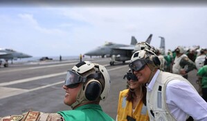 David Collado y embajadora de EE. UU. visitan el portaaviones USS Nimitz