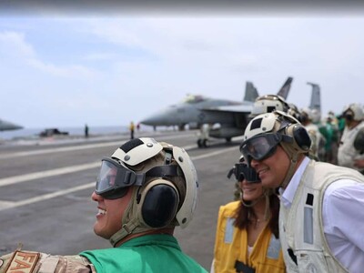 David Collado y Leah Campos visitan portaaviones USS Nimitz
