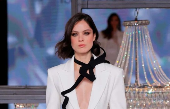 De Carrie Bradshaw a Dua Lipa, las novias imprimen personalidad con trajes de chaqueta