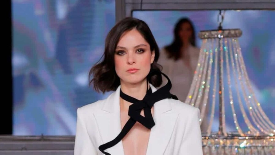 De Carrie Bradshaw a Dua Lipa, las novias imprimen personalidad con trajes de chaqueta De Carrie Bradshaw a Dua Lipa, las novias imprimen personalidad con trajes de chaqueta