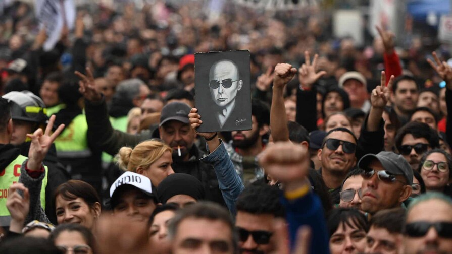 Multitud despide al Indio Solari en Argentina, en ceremonia que podría durar varios días Multitud despide al Indio Solari en Argentina, en ceremonia que podría durar varios días