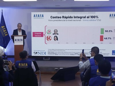 Fujimori sigue por delante de Sánchez, con el 50 % del escru