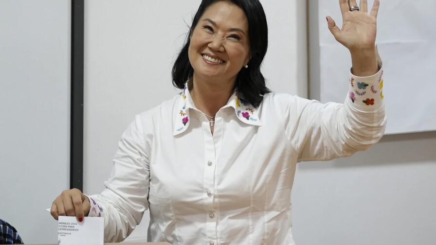 Con el 98.21 % del escrutinio, Fujimori mantiene una ventaja de 561 votos sobre Sánchez Con el 98.21 % del escrutinio, Fujimori mantiene una ventaja de 561 votos sobre Sánchez