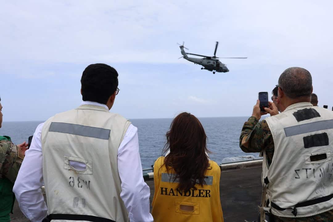 Un helicóptero sobrevuela el portaaviones USS Nimitz (CVN-68).
