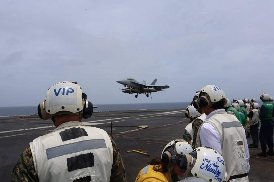 Avión de combate durante su aterrizaje en el buque.