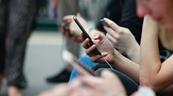 Los tel&eacute;fonos inteligentes reducir&iacute;an la tasa de natalidad, seg&uacute;n estudios