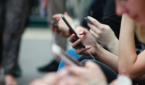 Los tel&eacute;fonos inteligentes reducir&iacute;an la tasa de natalidad, seg&uacute;n estudios