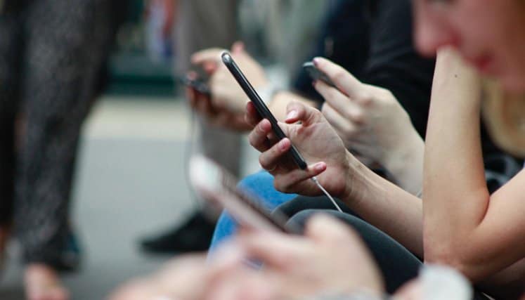 Los teléfonos inteligentes reducirían la tasa de natalidad, según estudios Los teléfonos inteligentes reducirían la tasa de natalidad, según estudios