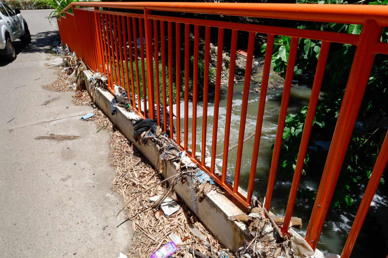 Se iniciaron los trabajos de saneamiento de una cañada en Santiago.