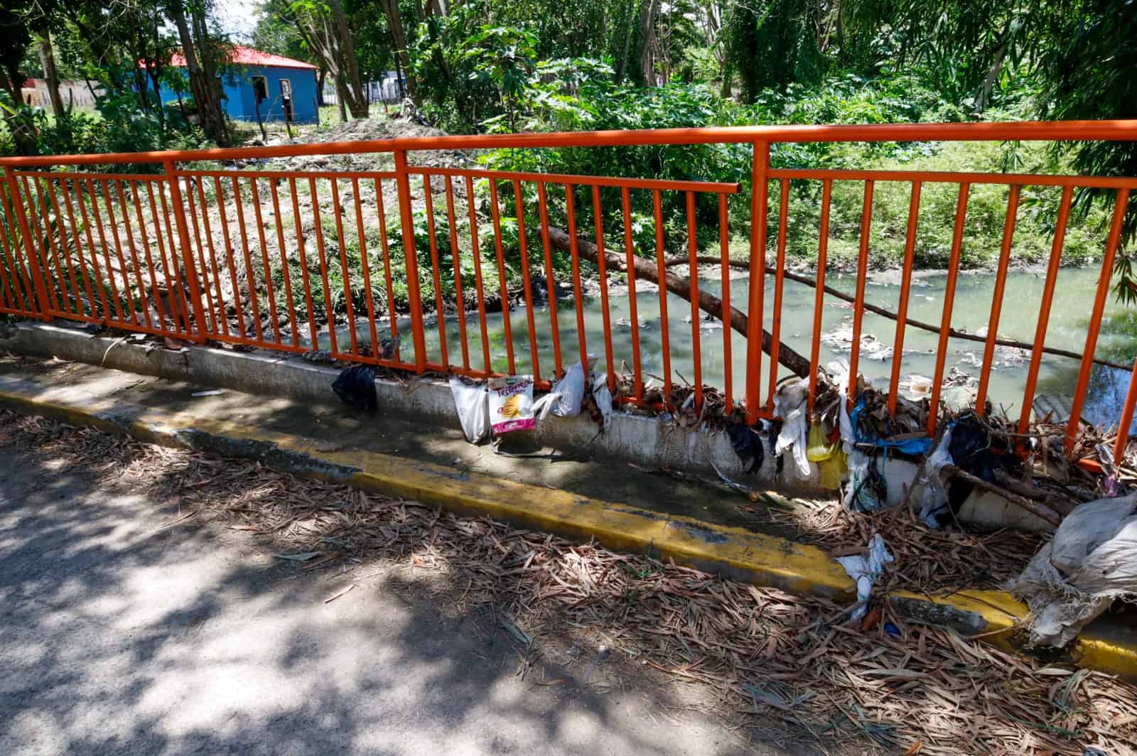 Se iniciaron los trabajos de saneamiento de una cañada en Santiago.