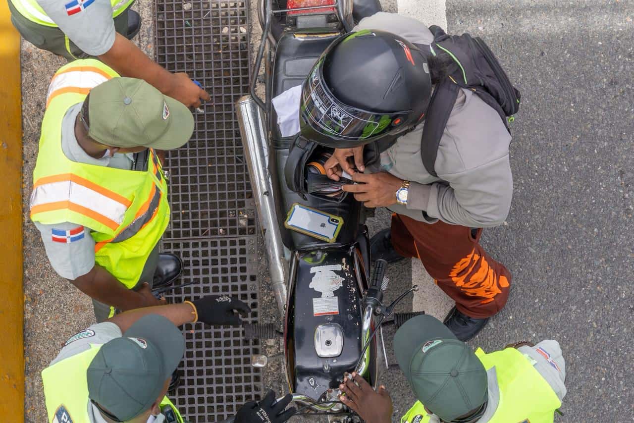 Los agentes verifican licencias, seguros y demás documentos de los motociclistas retenidos.