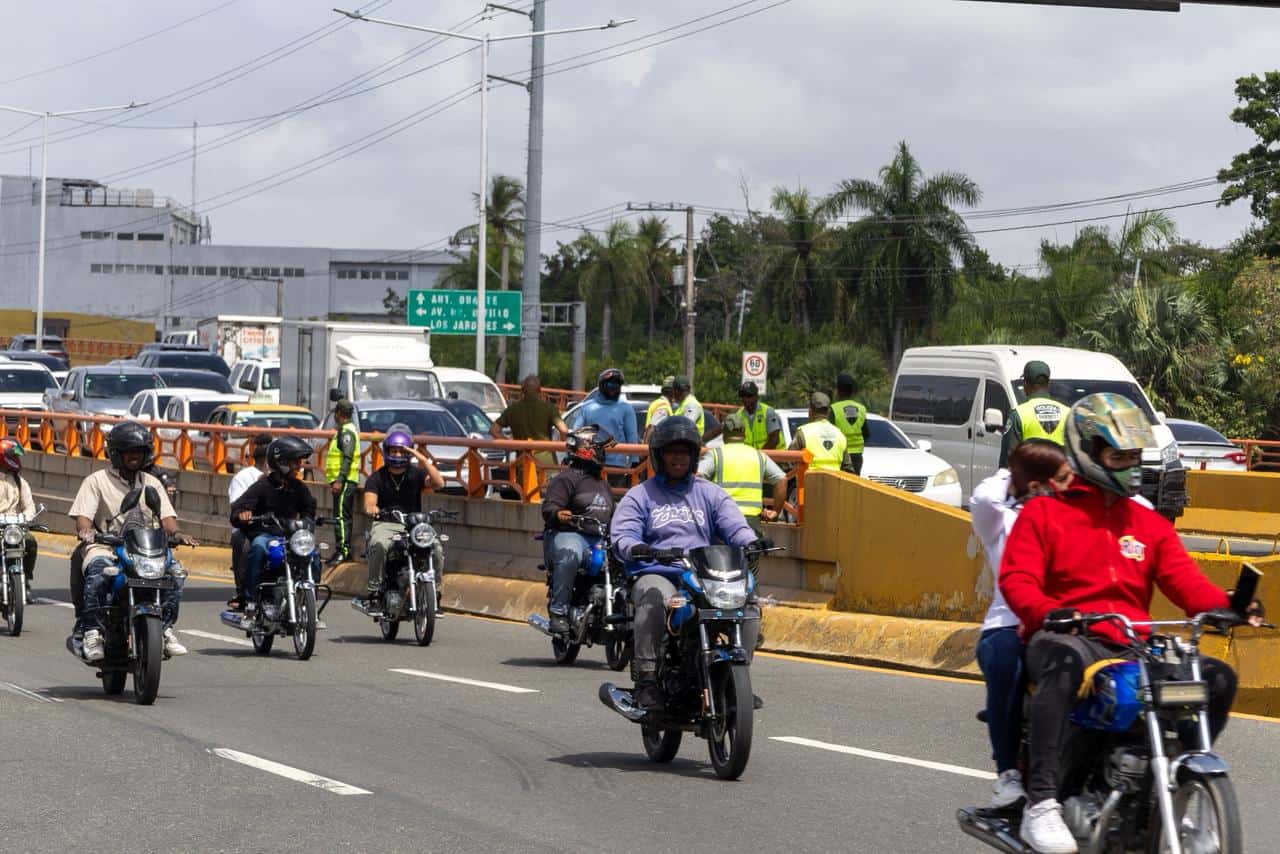 Miembros de la Digesett coordinan el flujo vehicular mientras realizan controles en una zona restringida para motocicletas.