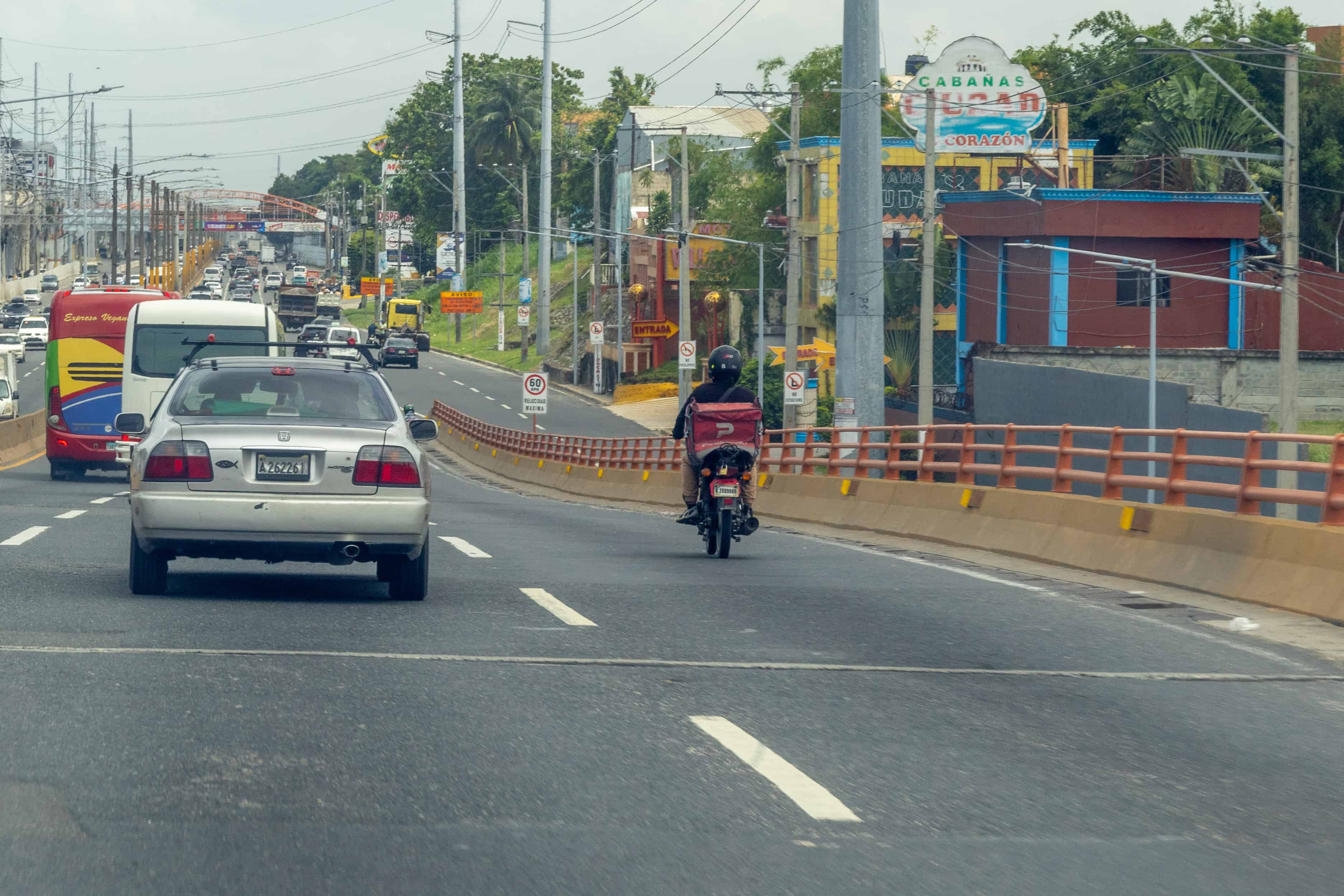 Motorista por un elevado, lugar prohibido para este tipo de veh&iacute;culo.