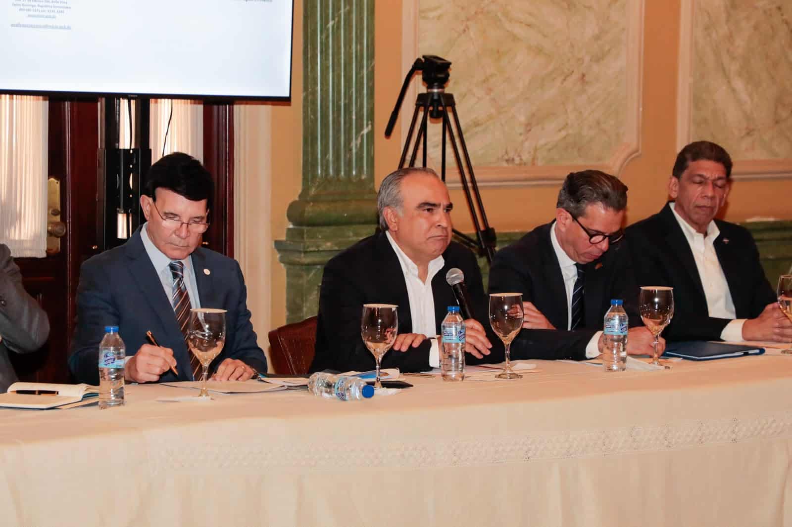 El presidente del Conep, Celso Juan Marranzini, habla durante el encuentro con el presidente Luis Abinader.