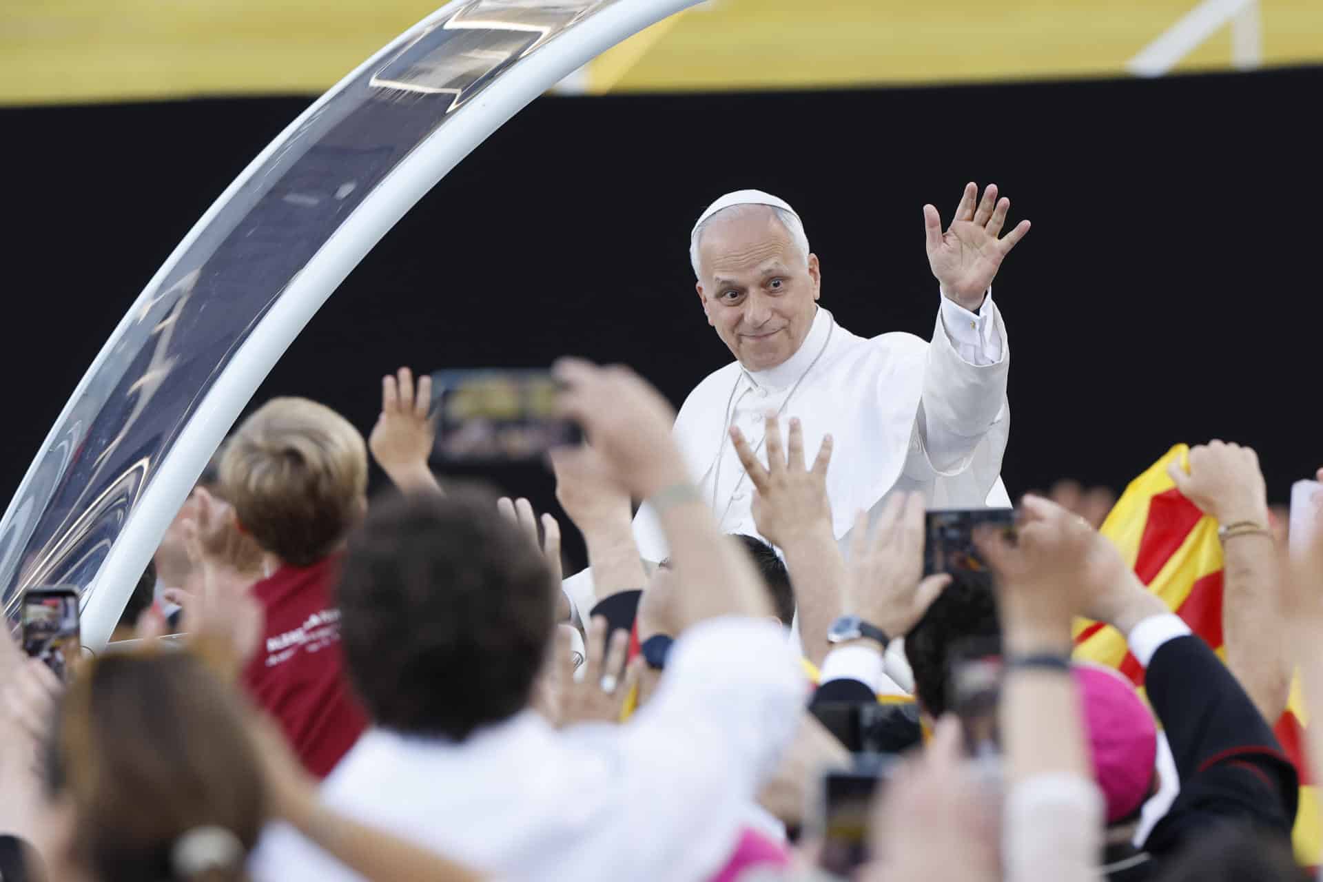 El papa Le&oacute;n XIV saluda a los fieles a su llegada a la vigilia que celebra con 40.000 j&oacute;venes este martes en el Estadio Ol&iacute;mpico de Barcelona.